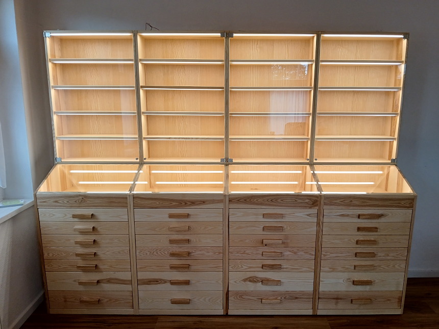 36 Vitrine mit Licht